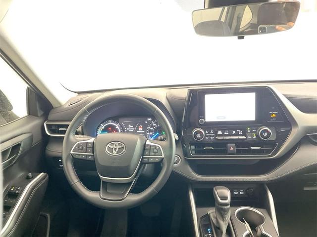 Photo of 2023 Celestial Silver Metallic Toyota Highlander Hybrid