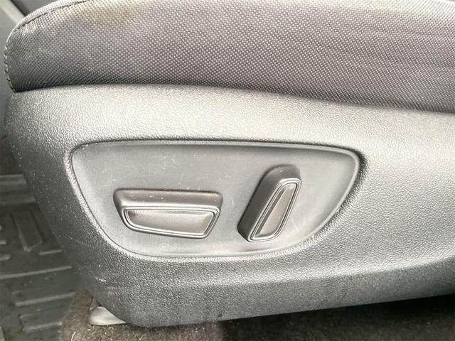 Photo of 2023 Celestial Silver Metallic Toyota Highlander Hybrid
