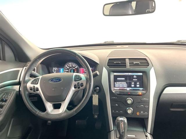 Photo of 2015 WHITE PLATINUM MET TRI-COAT Ford Explorer