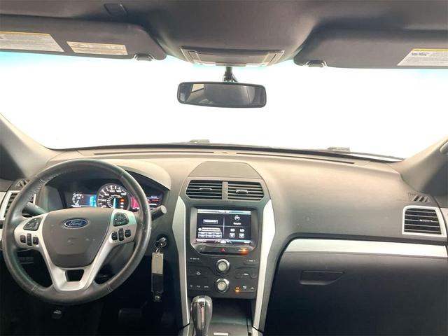 Photo of 2015 WHITE PLATINUM MET TRI-COAT Ford Explorer