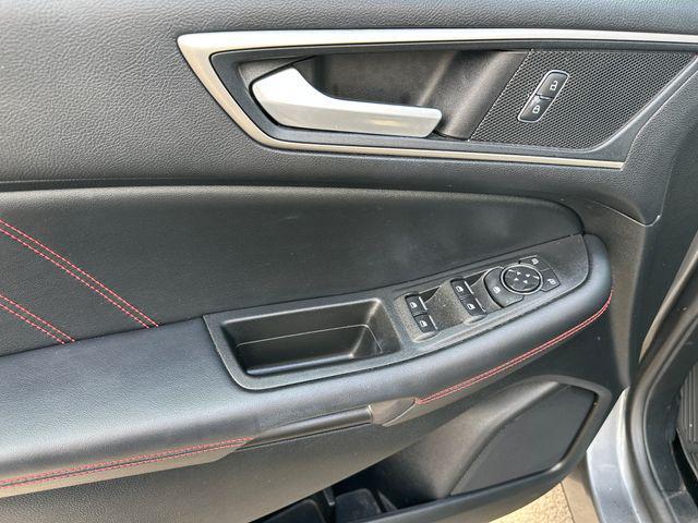 Photo of 2022 Carbonized Gray Metallic Ford Edge