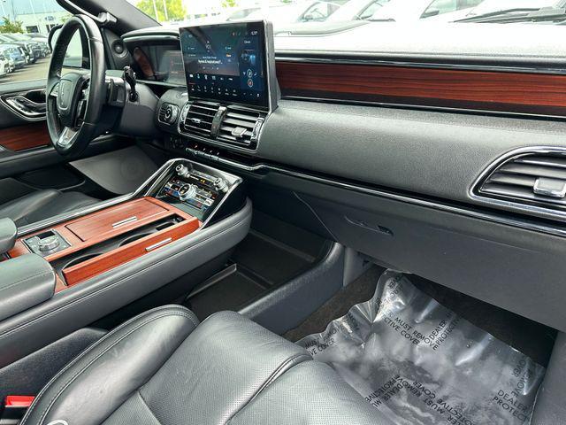 Photo of 2023 Infinite Black Metallic Clearcoat Lincoln Navigator