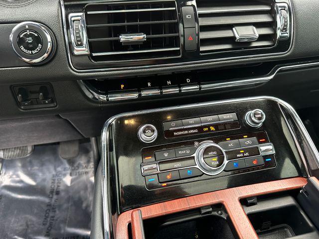 Photo of 2023 Infinite Black Metallic Clearcoat Lincoln Navigator