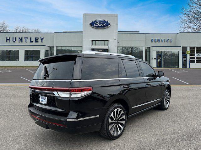 Photo of 2023 Infinite Black Metallic Clearcoat Lincoln Navigator