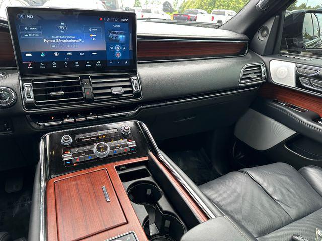 Photo of 2023 Infinite Black Metallic Clearcoat Lincoln Navigator