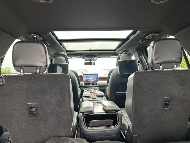 Photo of 2023 Infinite Black Metallic Clearcoat Lincoln Navigator