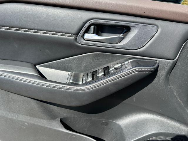 Photo of 2023 Pearl White Tricoat Nissan Rogue