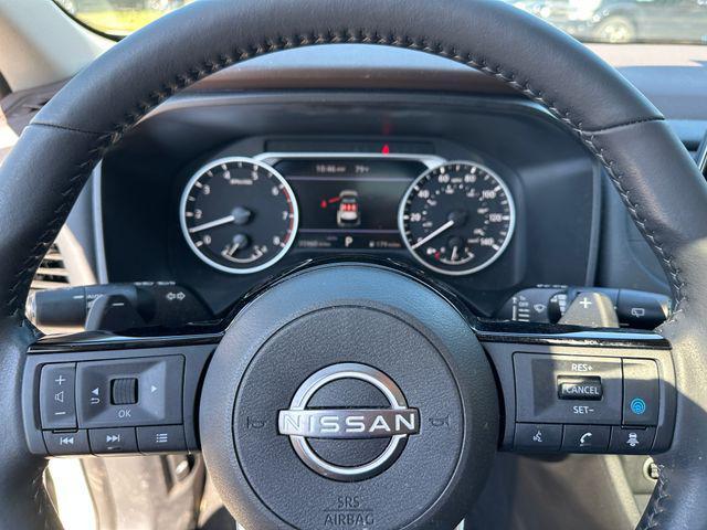 Photo of 2023 Pearl White Tricoat Nissan Rogue