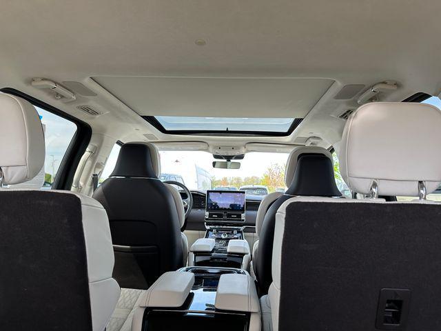 Photo of 2024 Crystal Blue Metallic Lincoln Navigator