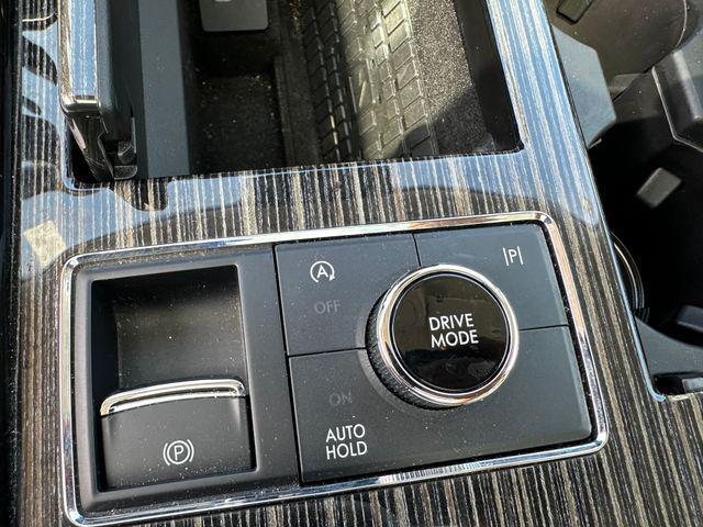Photo of 2024 Crystal Blue Metallic Lincoln Navigator