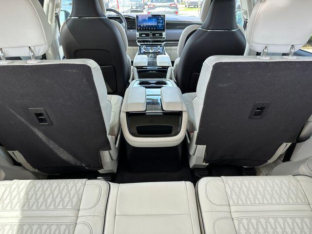 Photo of 2024 Crystal Blue Metallic Lincoln Navigator
