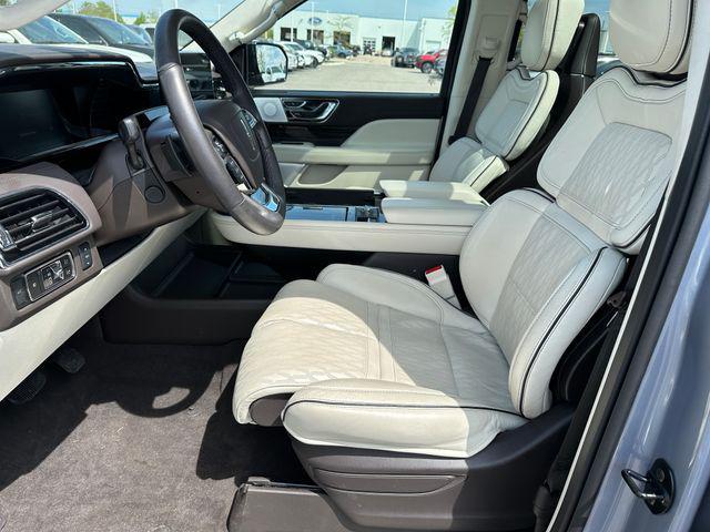Photo of 2024 Crystal Blue Metallic Lincoln Navigator
