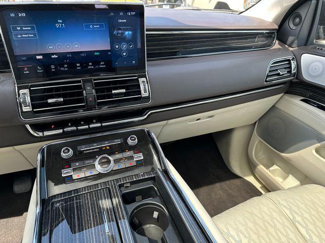 Photo of 2024 Crystal Blue Metallic Lincoln Navigator