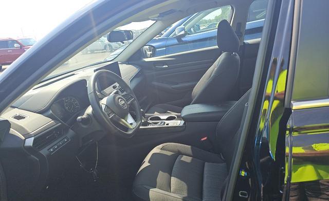 Photo of 2024 Super Black Clearcoat Nissan Altima