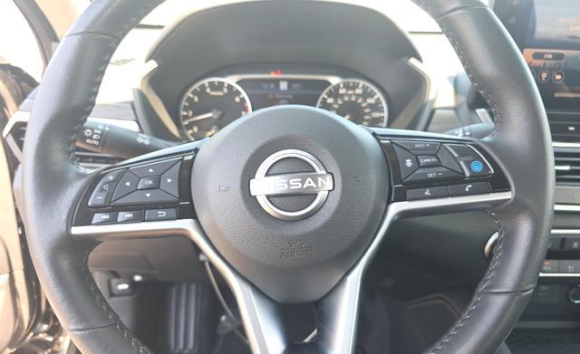 Photo of 2024 Super Black Clearcoat Nissan Altima