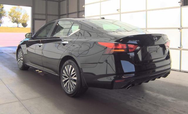 Photo of 2024 Super Black Clearcoat Nissan Altima