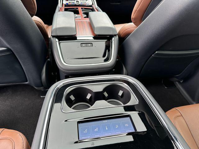 Photo of 2024 Infinite Black Metallic Clearcoat Lincoln Navigator
