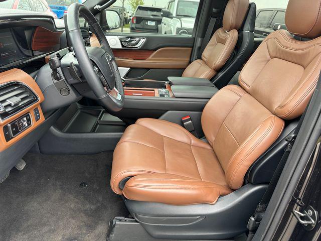 Photo of 2024 Infinite Black Metallic Clearcoat Lincoln Navigator