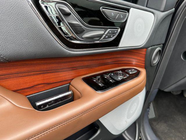 Photo of 2024 Infinite Black Metallic Clearcoat Lincoln Navigator