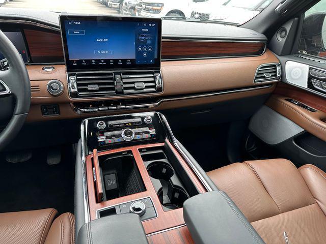 Photo of 2024 Infinite Black Metallic Clearcoat Lincoln Navigator