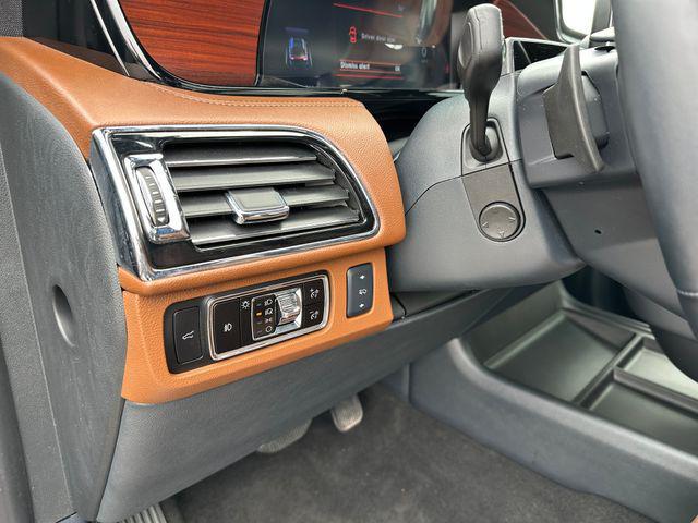 Photo of 2024 Infinite Black Metallic Clearcoat Lincoln Navigator