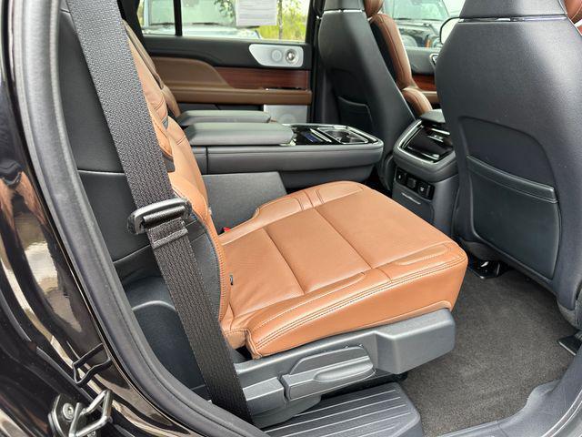 Photo of 2024 Infinite Black Metallic Clearcoat Lincoln Navigator