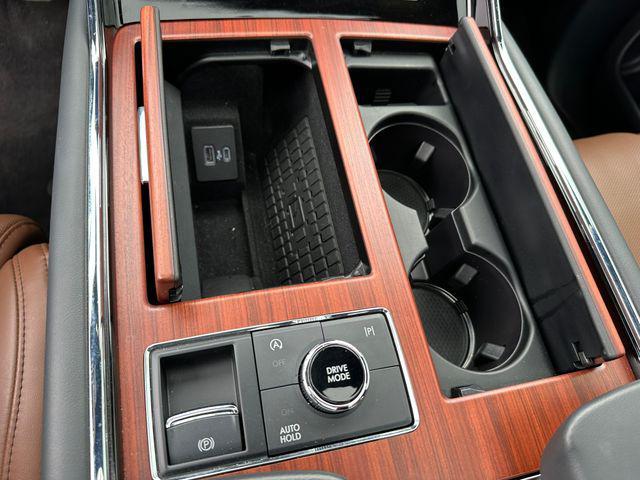Photo of 2024 Infinite Black Metallic Clearcoat Lincoln Navigator