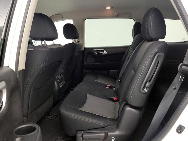 Photo of 2017 White Nissan Pathfinder