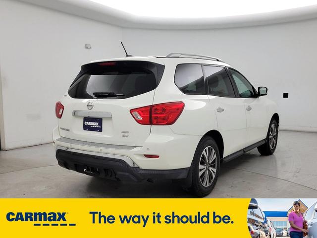 Photo of 2017 White Nissan Pathfinder