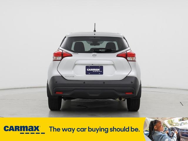 Photo of 2020 Silver Nissan Kicks