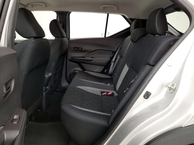 Photo of 2020 Silver Nissan Kicks