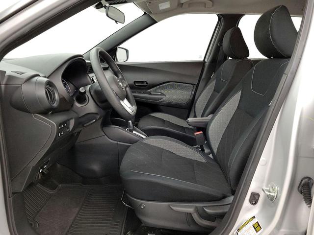 Photo of 2020 Silver Nissan Kicks