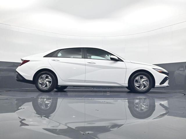 Photo of 2025 Serenity White Hyundai ELANTRA