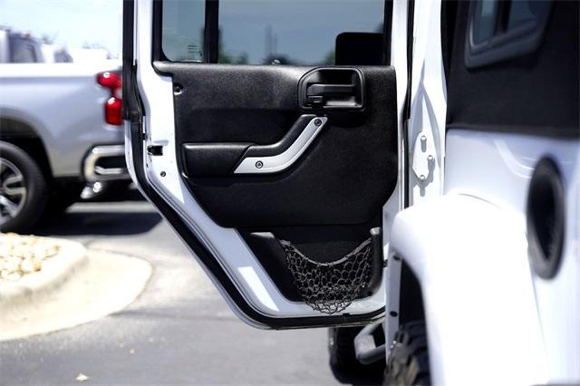 Photo of 2013 Bright White Clearcoat Jeep Wrangler Unlimited