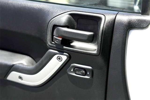 Photo of 2013 Bright White Clearcoat Jeep Wrangler Unlimited