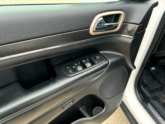 Photo of 2016 Bright White Clearcoat Jeep Grand Cherokee