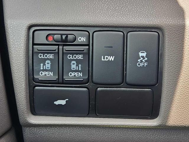 Photo of 2014 Alabaster Silver Metallic Honda Odyssey