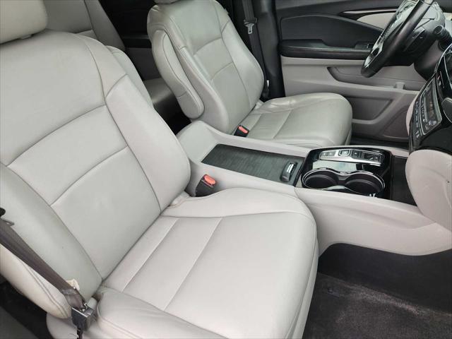 Photo of 2019 Gray Honda Pilot