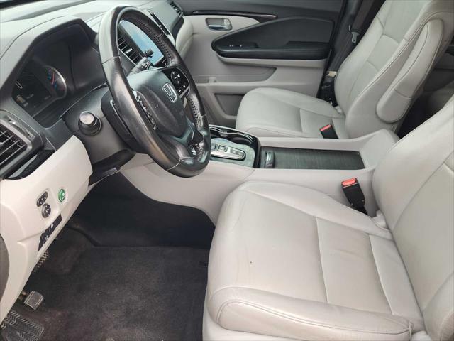 Photo of 2019 Gray Honda Pilot