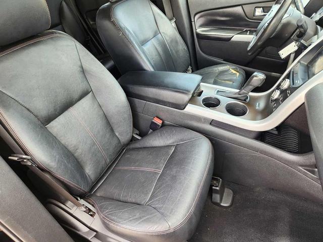 Photo of 2012 Tuxedo Black Metallic Ford Edge