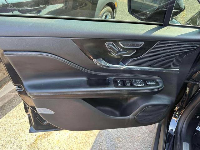 Photo of 2022 Infinite Black Metallic Clearcoat Lincoln Corsair