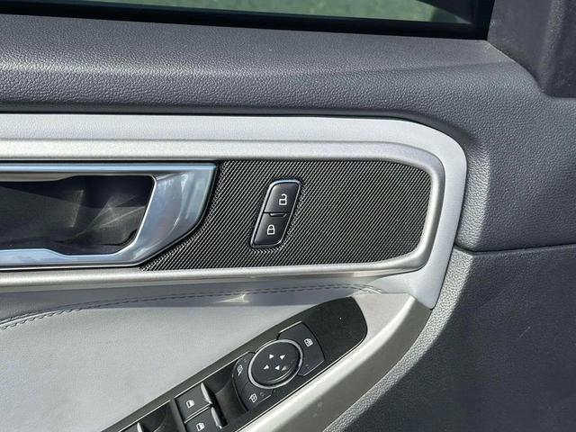 Photo of 2022 Iconic Silver Metallic Ford Explorer