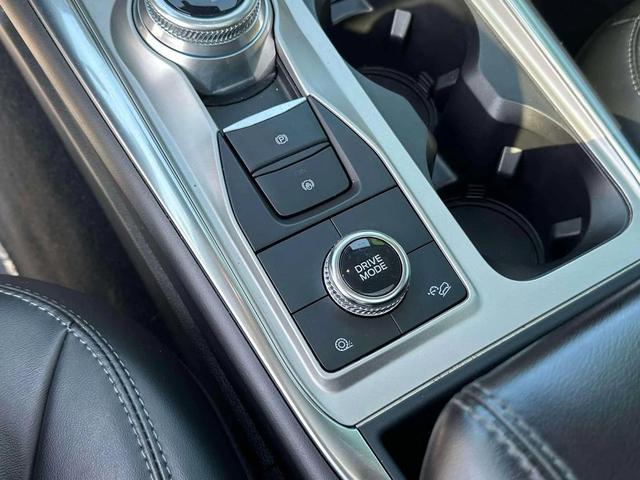 Photo of 2022 Iconic Silver Metallic Ford Explorer