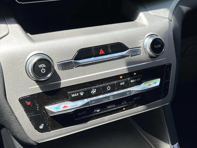 Photo of 2022 Iconic Silver Metallic Ford Explorer