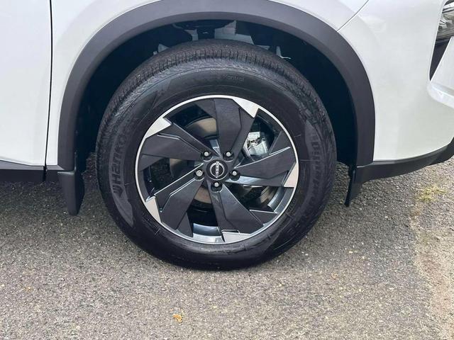 Photo of 2026 Everest White Pearl Tricoat Nissan Rogue
