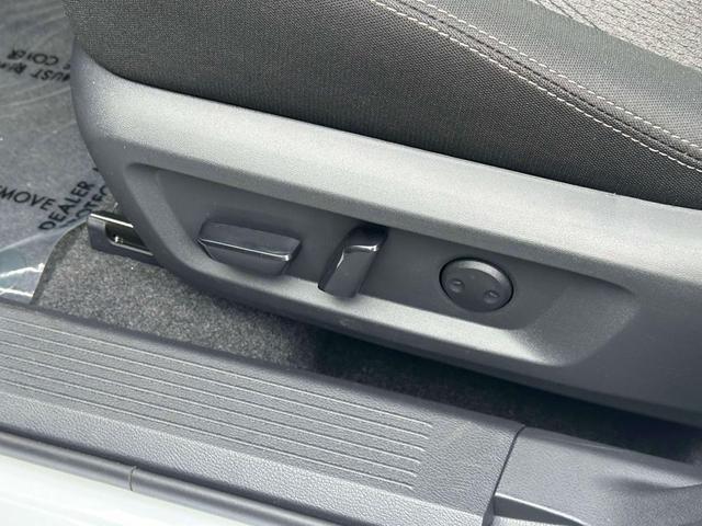 Photo of 2026 Everest White Pearl Tricoat Nissan Rogue