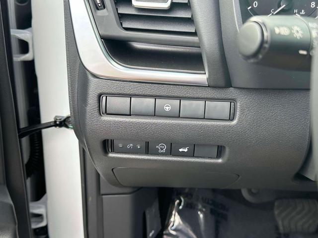 Photo of 2026 Everest White Pearl Tricoat Nissan Rogue