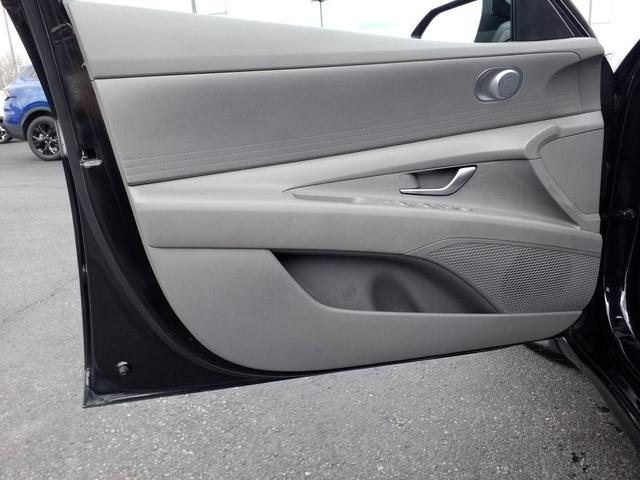 Photo of 2022 Phantom Black Hyundai ELANTRA