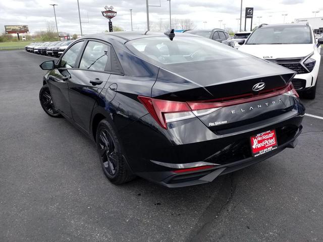 Photo of 2022 Phantom Black Hyundai ELANTRA