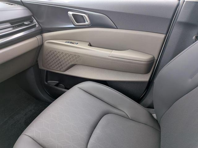 Photo of 2026 Snow White Pearl Kia Carnival Hybrid